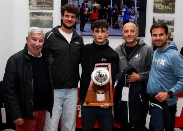 Federico Colaninno, secondo da sinistra, con il trofeo Kong