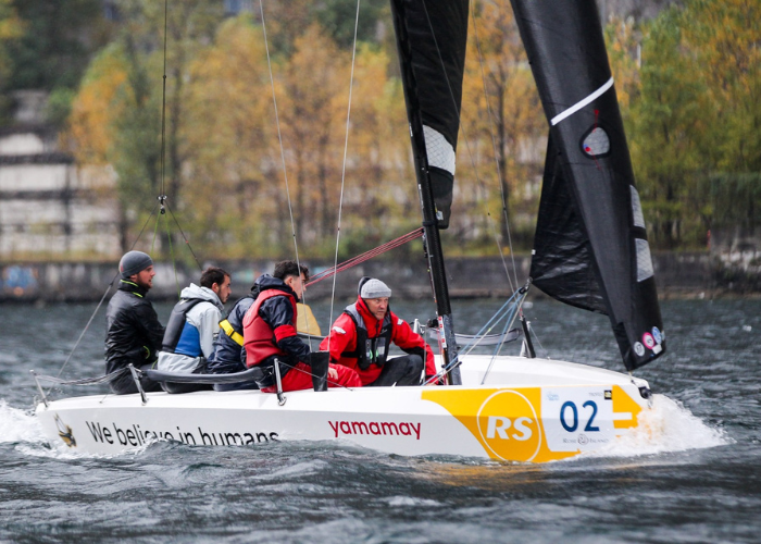 Federico Colaninno, primo da sinistra, in regata