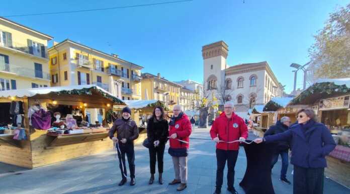 Taglio del nastro per il ‘Villaggio di Natale’, fino al 6 gennaio nelle piazze del centro