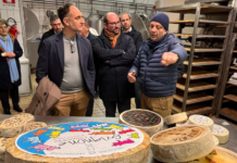 Agricoltura di montagna, Zamperini (Fdi): “Regione Lombardia tutela i produttori di formaggio a latte crudo” Il Consigliere Regionale Giacomo Zamperini con l'Assessore Regionale Alessandro Beduschi