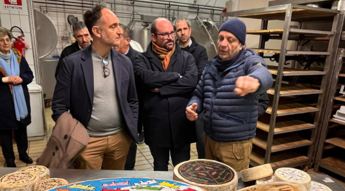 Agricoltura di montagna, Zamperini (Fdi): “Regione Lombardia tutela i produttori di formaggio a latte crudo” Il Consigliere Regionale Giacomo Zamperini con l'Assessore Regionale Alessandro Beduschi