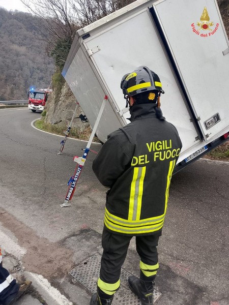 Vigili del Fuoco Torre de Busi veicolo ribaltato