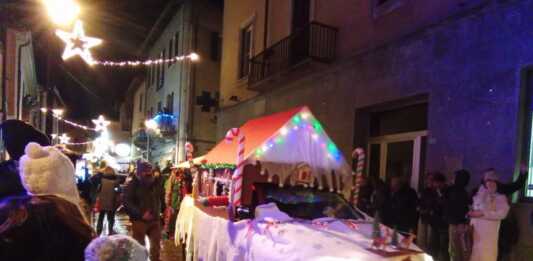 Sfilata dei carri a Mandello, la pioggia non spegne la magia