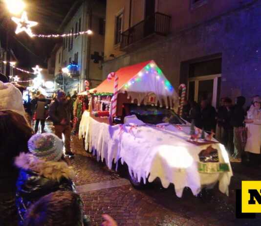 Sfilata dei carri a Mandello, la pioggia non spegne la magia