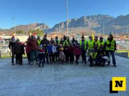 Piedibus: “Quasi 500 bambini e 250 volontari. Così Lecco impara a muoversi meglio” Piedibus Lecco festa Natale