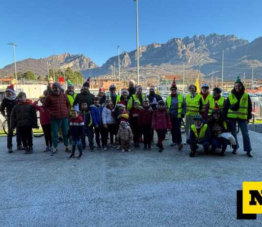 Piedibus: “Quasi 500 bambini e 250 volontari. Così Lecco impara a muoversi meglio” Piedibus Lecco festa Natale