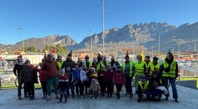 Piedibus: “Quasi 500 bambini e 250 volontari. Così Lecco impara a muoversi meglio” Piedibus Lecco festa Natale