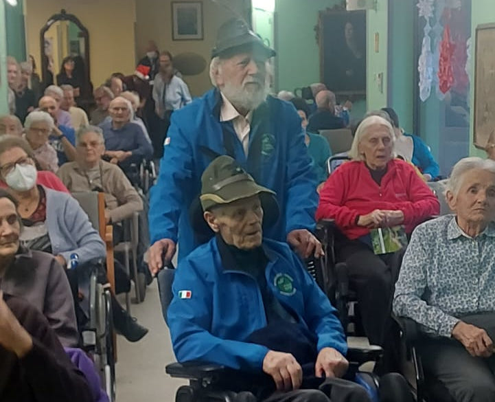 Giacomo Pattarini (Alpini Maggianico) festeggiato dalle Penne Nere per il suo 90° compleanno
