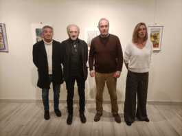 A Calco una mostra d’arte benefica per ricordare Valentina Da sinistra Adelio Bonacina, Fernando Massironi (pittori e promotori dell'iniziativa) il sindaco Stefano Motta e l'assessore ai servizi alla persona Roberta Brambilla