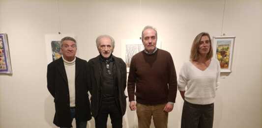 A Calco una mostra d’arte benefica per ricordare Valentina Da sinistra Adelio Bonacina, Fernando Massironi (pittori e promotori dell'iniziativa) il sindaco Stefano Motta e l'assessore ai servizi alla persona Roberta Brambilla