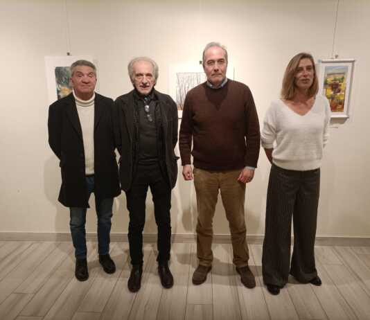A Calco una mostra d’arte benefica per ricordare Valentina Da sinistra Adelio Bonacina, Fernando Massironi (pittori e promotori dell'iniziativa) il sindaco Stefano Motta e l'assessore ai servizi alla persona Roberta Brambilla