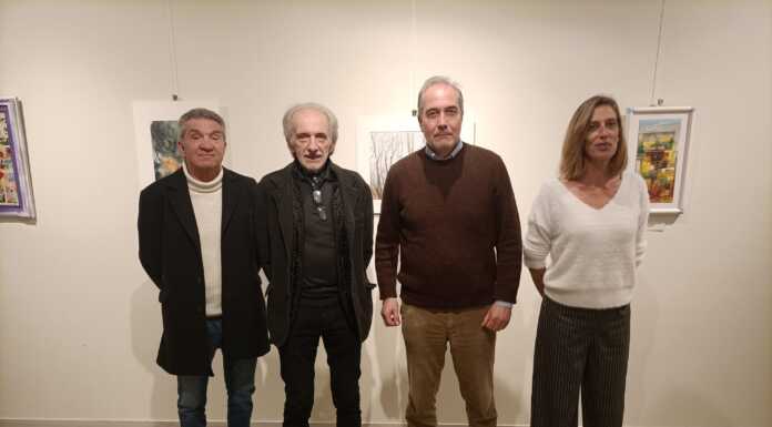 A Calco una mostra d’arte benefica per ricordare Valentina Da sinistra Adelio Bonacina, Fernando Massironi (pittori e promotori dell'iniziativa) il sindaco Stefano Motta e l'assessore ai servizi alla persona Roberta Brambilla