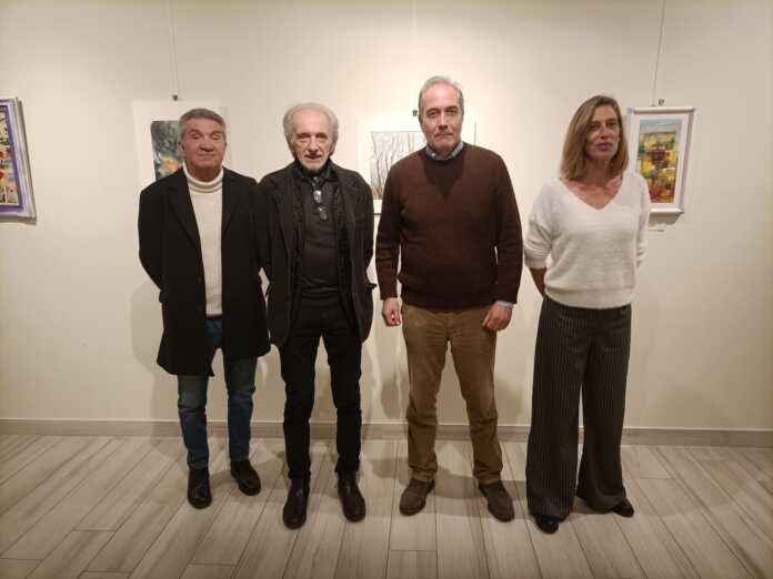 Da sinistra Adelio Bonacina, Fernando Massironi (pittori e promotori dell'iniziativa) il sindaco Stefano Motta e l'assessore ai servizi alla persona Roberta Brambilla