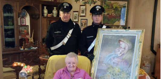 Un bel Natale per un’86enne di Calco: i Carabinieri le restituiscono quadri e libri rubati mesi fa