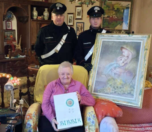 Un bel Natale per un’86enne di Calco: i Carabinieri le restituiscono quadri e libri rubati mesi fa