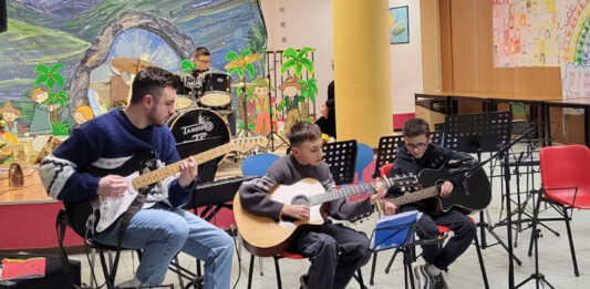 Cernusco, applausi ed emozioni al concerto di natale della Scuola di musica “Suonare suonare”