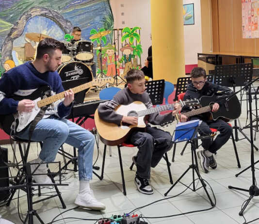 Cernusco, applausi ed emozioni al concerto di natale della Scuola di musica “Suonare suonare”