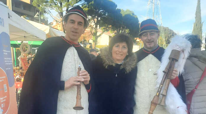 Colle ha acceso il Natale tra mercatini, presepi e l’accensione dell’albero