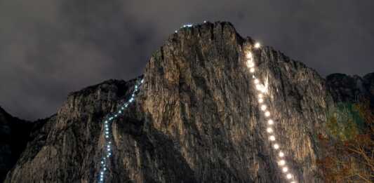 La magia delle fiaccolate dell’Antivigilia sulle montagne lecchesi Fiaccolate Antivigilia 23 dicembre 2025