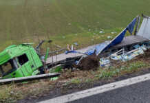 Incidente sulla Lecco-Bergamo a Cisano, camion esce di strada e finisce in una scarpata