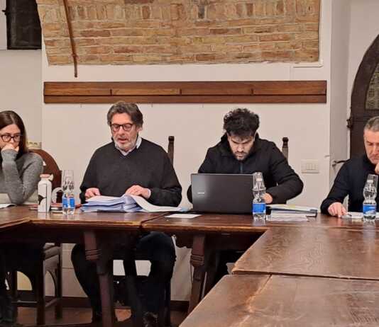 Introbio. Consiglio senza sindaco (assente per malattia), interrotto l’incarico del vigile