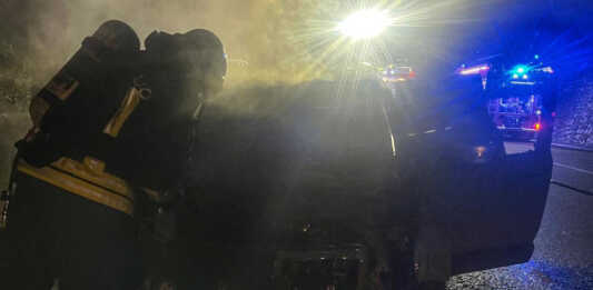 Auto a fuoco sulla SS 36 Rac Lecco Ballabio: sul posto i Vigili del Fuoco