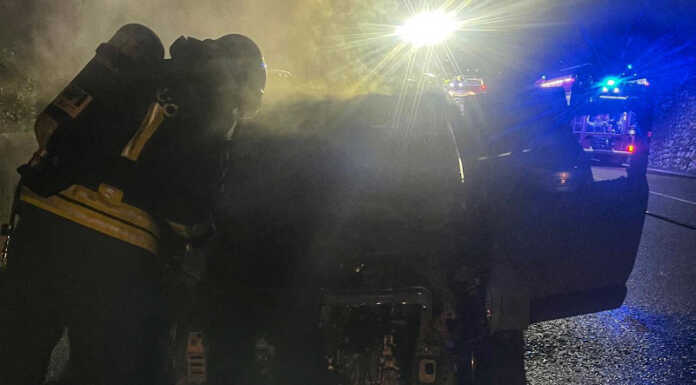 Auto a fuoco sulla SS 36 Rac Lecco Ballabio: sul posto i Vigili del Fuoco