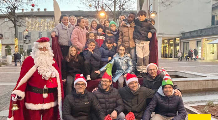 Merate, Santa Lucia porta i doni al Cav: in piazza la consegna