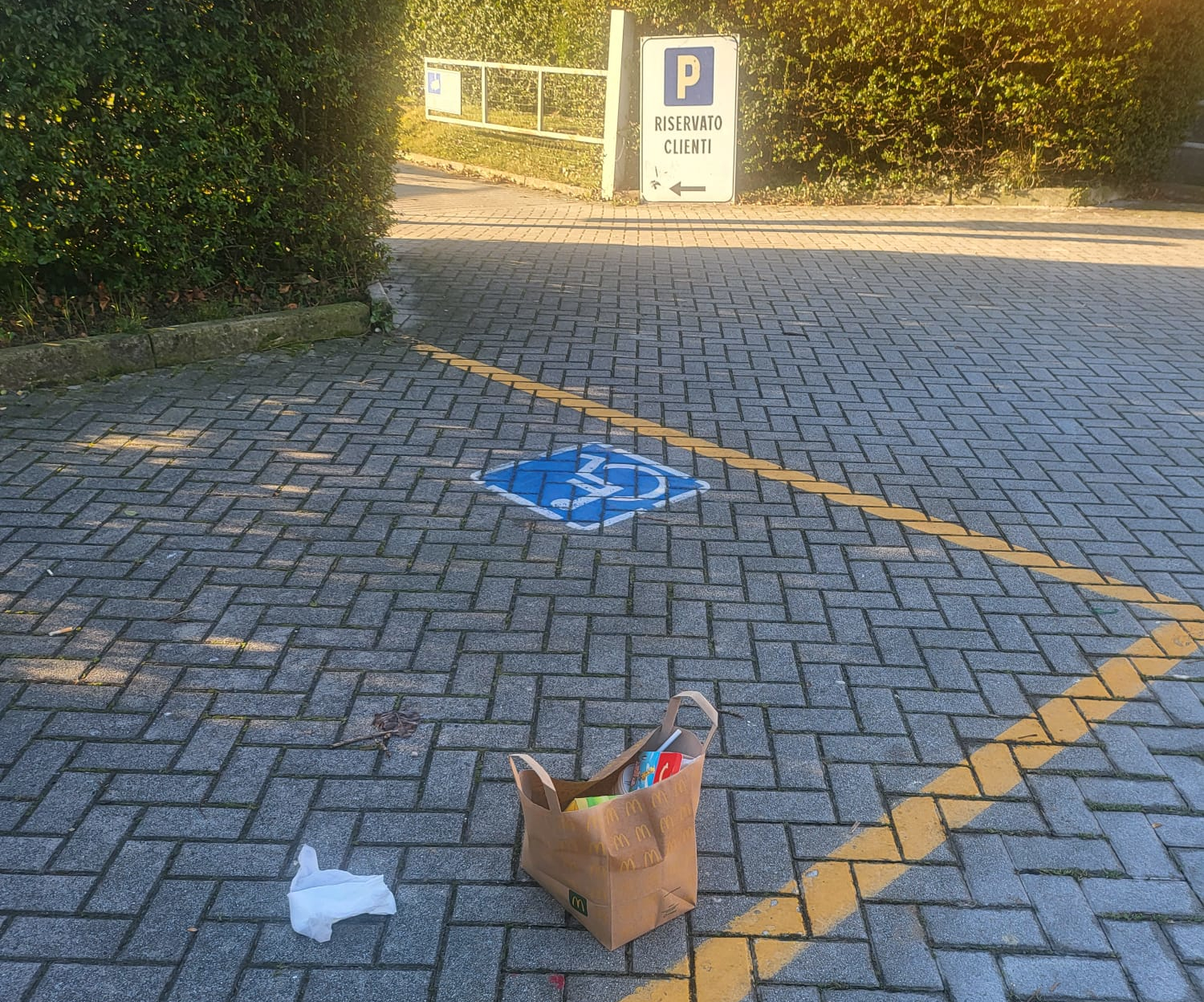Pescate parcheggio torrette rifiuti abbandonati