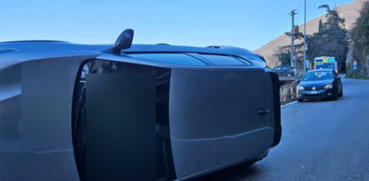 Bellano. Auto ribaltata in zona Bonzeno, nessun ferito grave