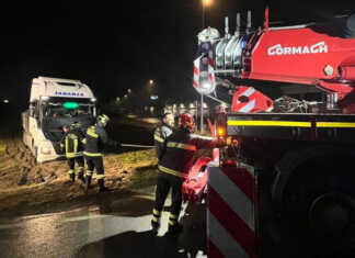 Camion bloccato in un campo a Taceno, intervento dei Vigili del Fuoco