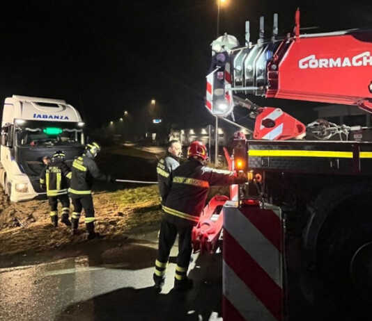 Camion bloccato in un campo a Taceno, intervento dei Vigili del Fuoco