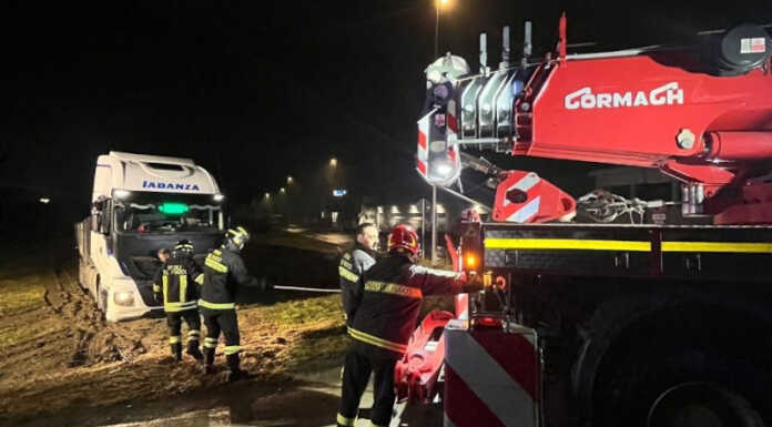 Camion bloccato in un campo a Taceno, intervento dei Vigili del Fuoco