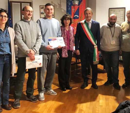 Erve premia gli studenti meritevoli e consegna la costituzione ai neo diciottenni