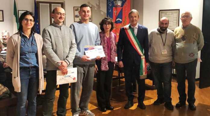 Erve premia gli studenti meritevoli e consegna la costituzione ai neo diciottenni