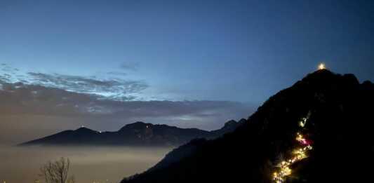 La fiaccolata del gruppo M.U.L.A. illumina il Monte Barro