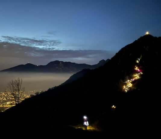 La fiaccolata del gruppo M.U.L.A. illumina il Monte Barro