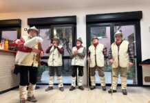 Galbiate, gli ‘Zampognari della Brianza’ allietano gli ospiti di Villa Serena