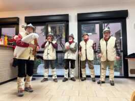 Galbiate, gli ‘Zampognari della Brianza’ allietano gli ospiti di Villa Serena