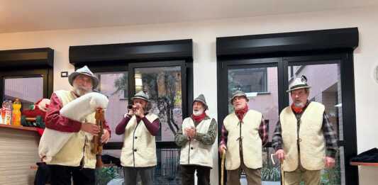 Galbiate, gli ‘Zampognari della Brianza’ allietano gli ospiti di Villa Serena