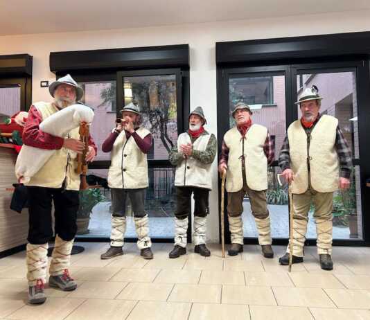 Galbiate, gli ‘Zampognari della Brianza’ allietano gli ospiti di Villa Serena