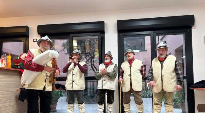 Galbiate, gli ‘Zampognari della Brianza’ allietano gli ospiti di Villa Serena