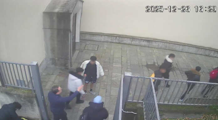 Civate. Giovani scavalcano il cancello dell’oratorio per usare il campo da calcio e insultano il parroco