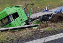 Incidente sulla Lecco-Bergamo a Cisano, camion esce di strada e finisce in una scarpata