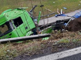 Incidente sulla Lecco-Bergamo a Cisano, camion esce di strada e finisce in una scarpata