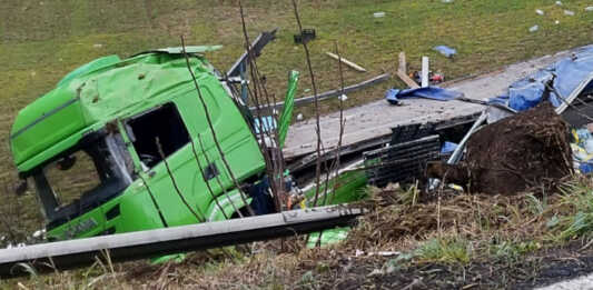 Incidente sulla Lecco-Bergamo a Cisano, camion esce di strada e finisce in una scarpata