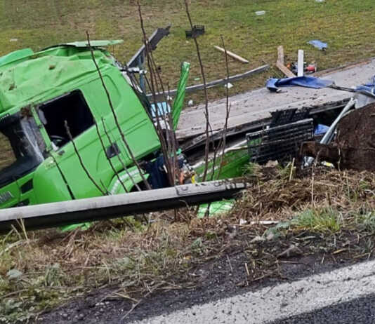 Incidente sulla Lecco-Bergamo a Cisano, camion esce di strada e finisce in una scarpata