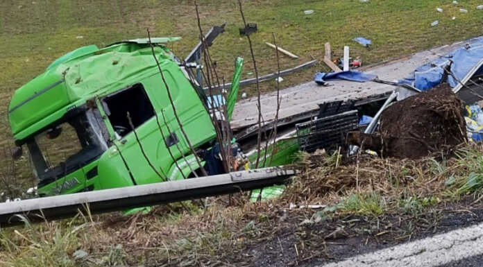 Incidente sulla Lecco-Bergamo a Cisano, camion esce di strada e finisce in una scarpata