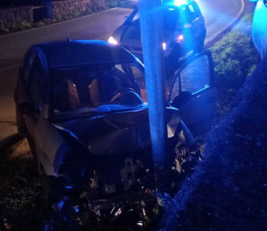 Esce di strada e va contro un palo, soccorso un giovane tra Dorio e Dervio