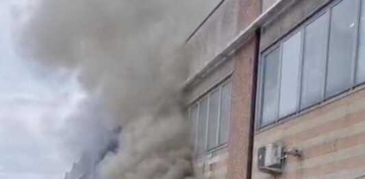 Lomagna, capannone a fuoco in azienda, maxi intervento dei Vigili del Fuoco